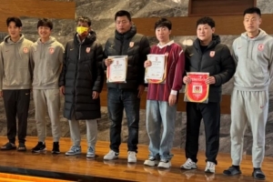 亚泰为赛季客场全勤球迷颁发纪念证书，谭龙、玄智健等球员颁奖